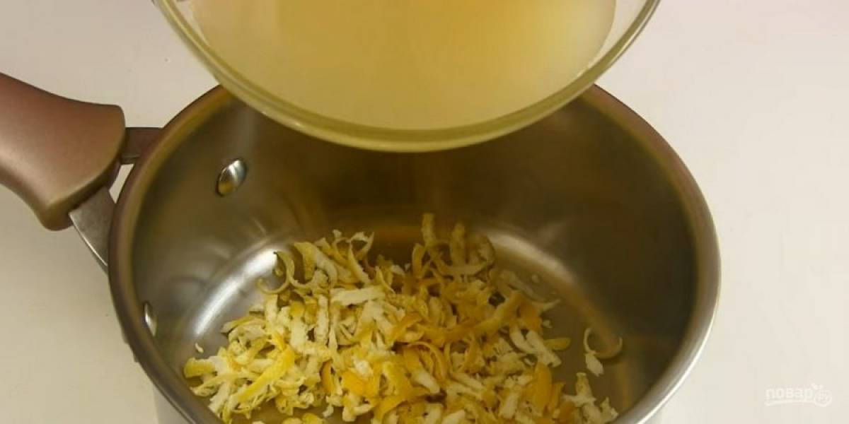 3. Остудите коржи. Приготовьте курд: с двух лимонов снимите цедру, положите ее в сотейник. Добавьте лимонный сок (250 г), холодное сливочное масло и сахар. 