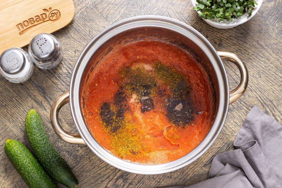 Добавьте соль, сахар, все специи, уксус и растительное масло.