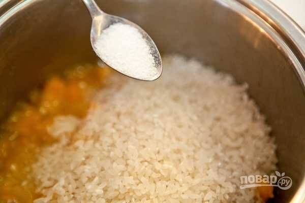 5.	Тем временем промойте рис и переложите его в кастрюлю к тыкве, положите соль.