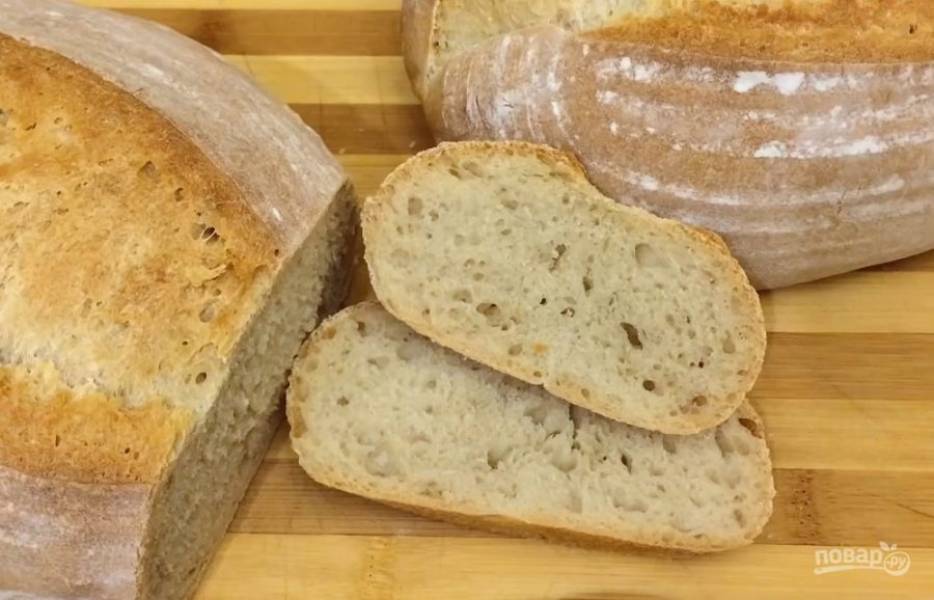 Аккуратно переложите заготовки на пергамент, кисточкой смахните лишнюю муку и сделайте несколько надрезов сверху. Выпекайте хлеб в разогретой до 200 градусов духовке 40-45 минут. Полностью остудите хлеб на решетке. Приятного аппетита!