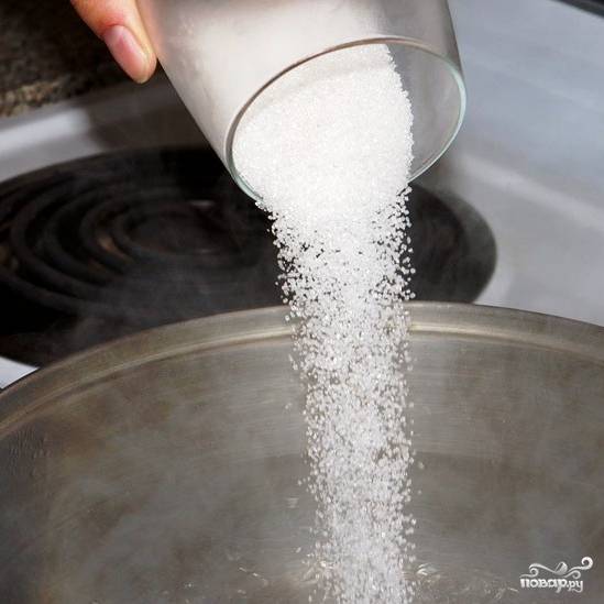 В кипящую воду добавляем сахар, сбавляем огонь до умеренного.