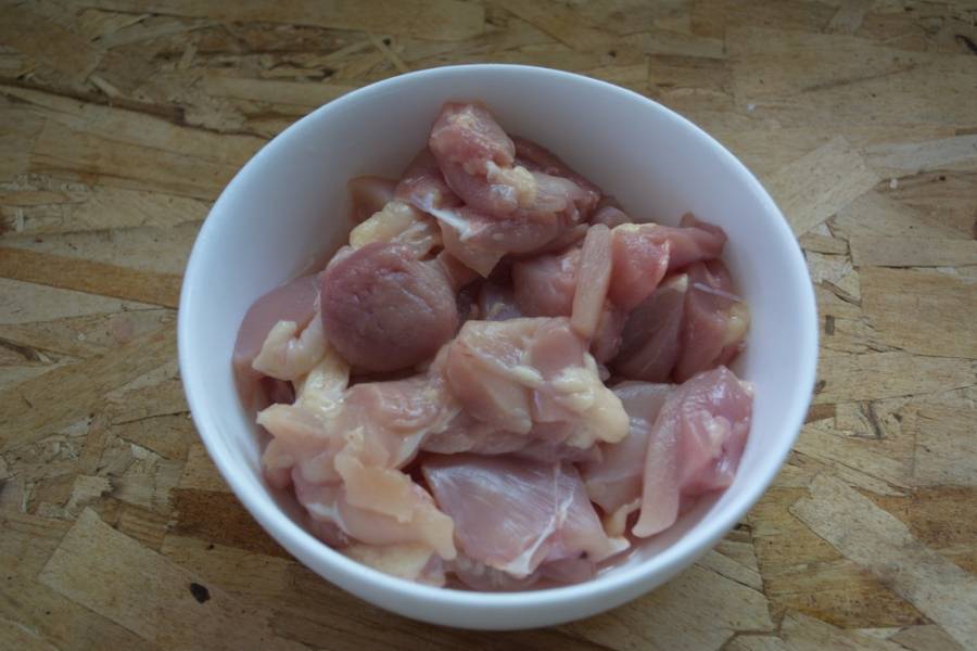 4. Нарезаем мелко мясо курицы. Я беру мясо с ноги. Можно взять любую часть курицы, кроме филе, т. к. оно более сухое.