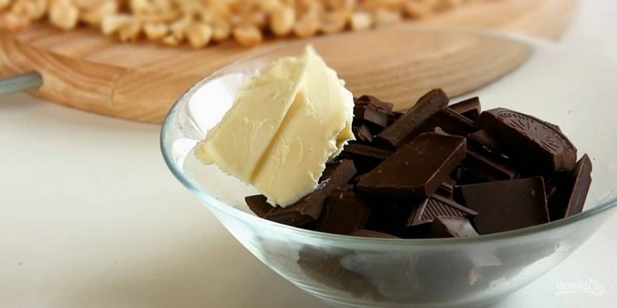 6.  Темперируйте шоколад со сливочным маслом в микроволновке, полейте получившейся глазурью торт. Бока также затяните глазурью (удобнее делать это, когда она слегка остынет). 