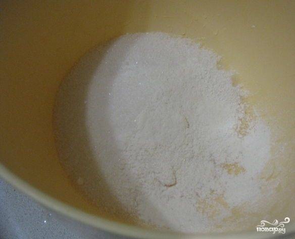 1. Делаем классическое песочное тесто: смешиваем разрыхлитель, сахар и ванильный сахар.