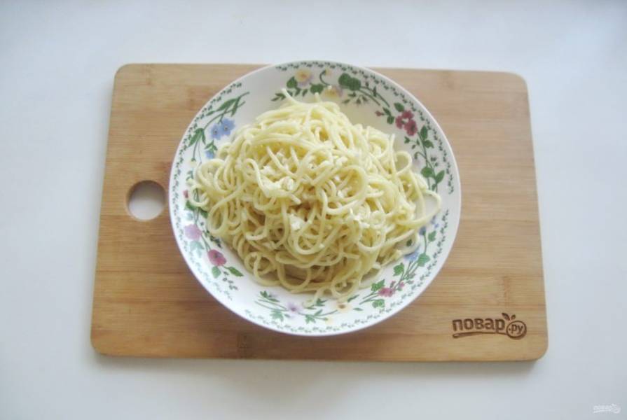 Добавьте чеснок в спагетти.