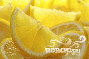 4.	Добавьте в шейкер лед, водку, ликер, туда же выжмите сок из дольки лимона.