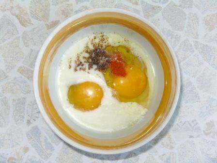 1. Рецепт приготовления запеканки из кабачков с творогом чрезвычайно простой. Для начала в миске необходимо соединить яйца, молоко, соль и перец по вкусу. Тщательно взбить массу до однородности. 