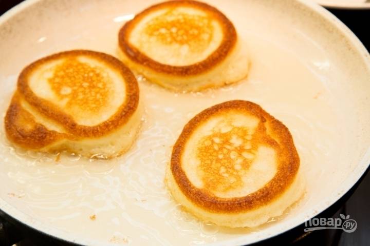 На сковороде разогрейте растительное масло и начинайте обжаривать лепешки с обеих сторон до золотистого цвета. Все готово, можно пробовать!