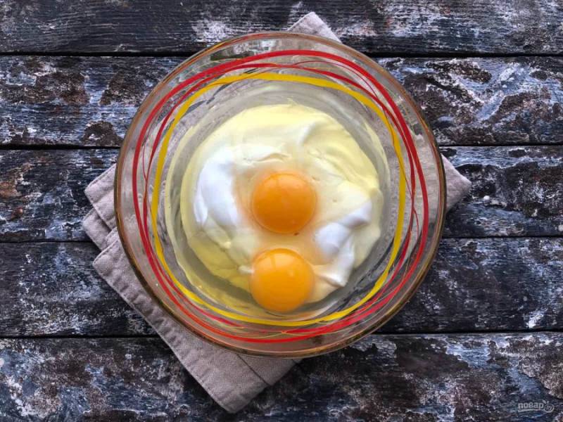 В глубокой тарелке соедините сметану, яйца, соль и хорошо все перемешайте. 