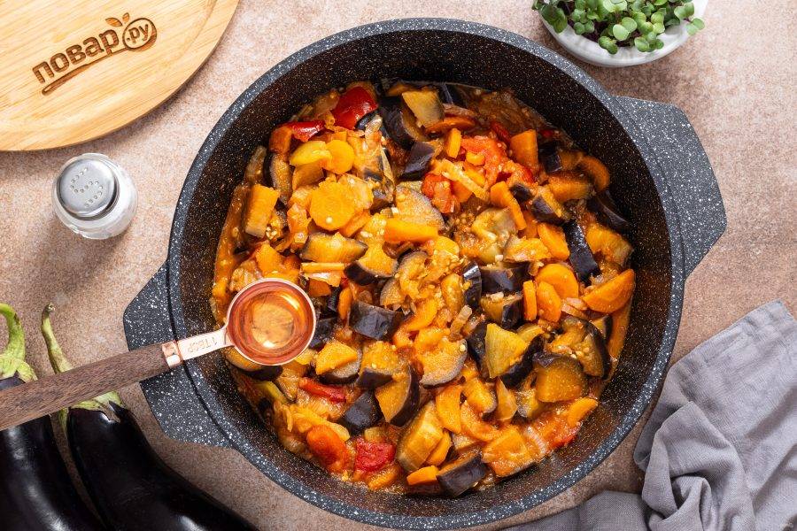 Попробуйте соте на вкус — по необходимости добавьте еще сахар или соль. После влейте яблочный уксус, все перемешайте. Доведите до кипения и снимите с плиты.