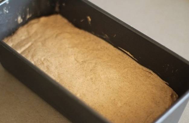 Смажьте форму для запекания хлеба маслом. Поместите в нее тесто и придайте ему ровную форму (мокрыми руками). Оставьте на расстойку (3-4 часа).