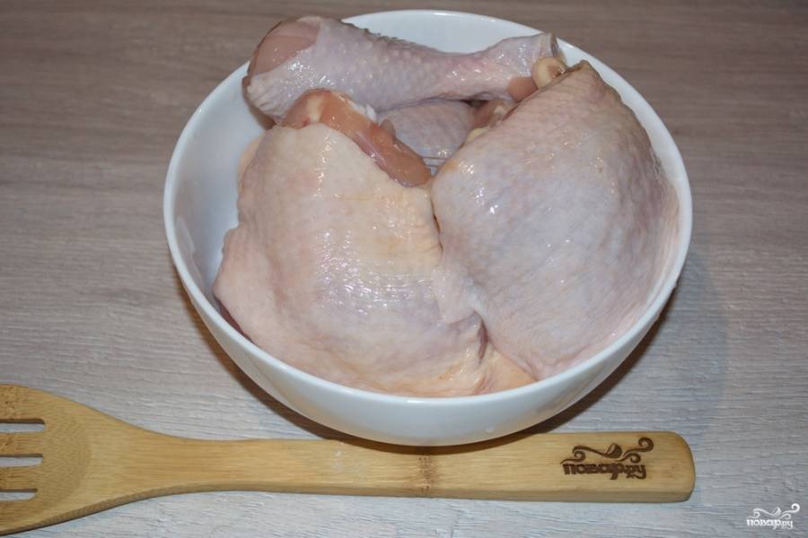 Тушку курицы обмойте. Разделите на части небольшого размера. Если нет целой тушки, можно купить отдельные части курицы, которые вам наиболее по вкусу. Так, например, купить бедра и голени. В крыльях особо есть нечего. 