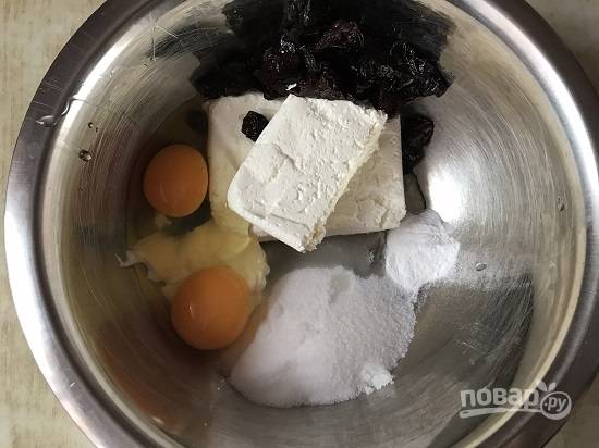5. В отдельной емкости смешиваем оставшийся сахар, разрыхлитель, сметану, творог, яйца, нарезанный на небольшие кусочки чернослив. 