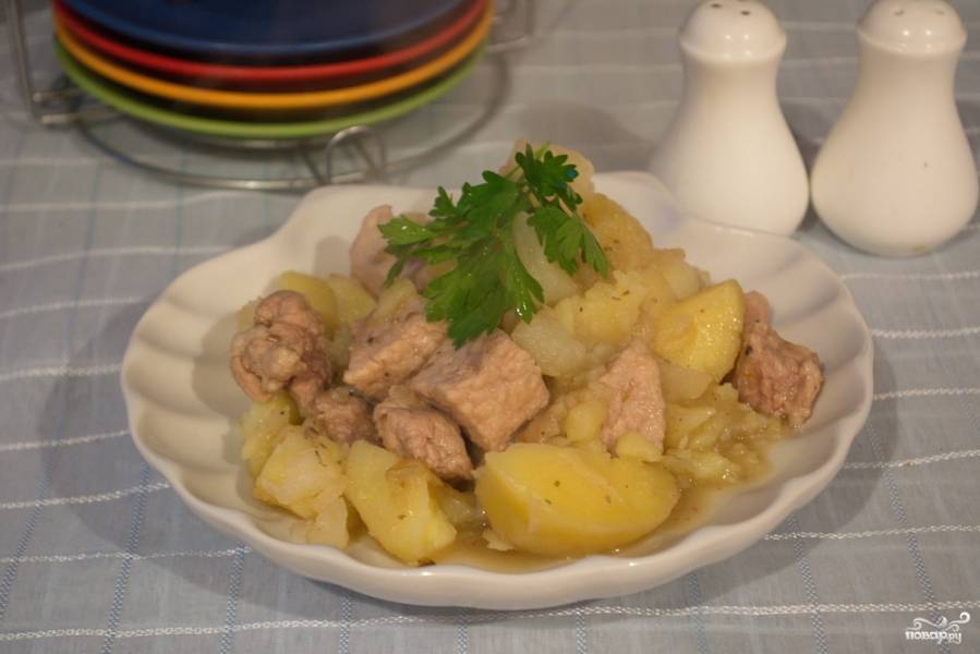 Свинина тушёная с картошкой и болгарским перцем