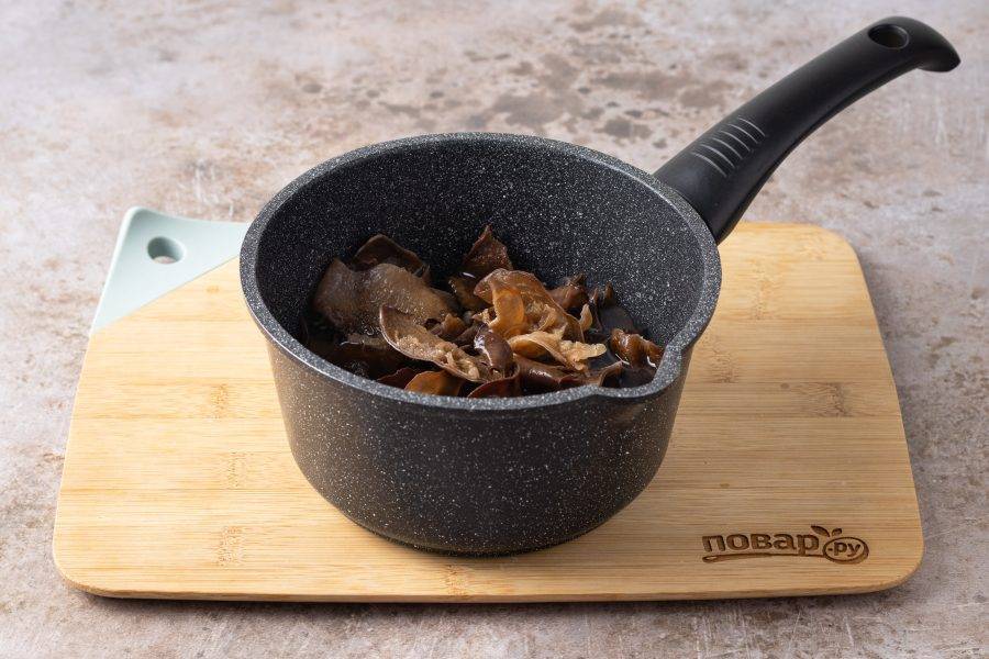 Добавьте в кипящий маринад древесные грибы. Проварите их еще 15 минут.