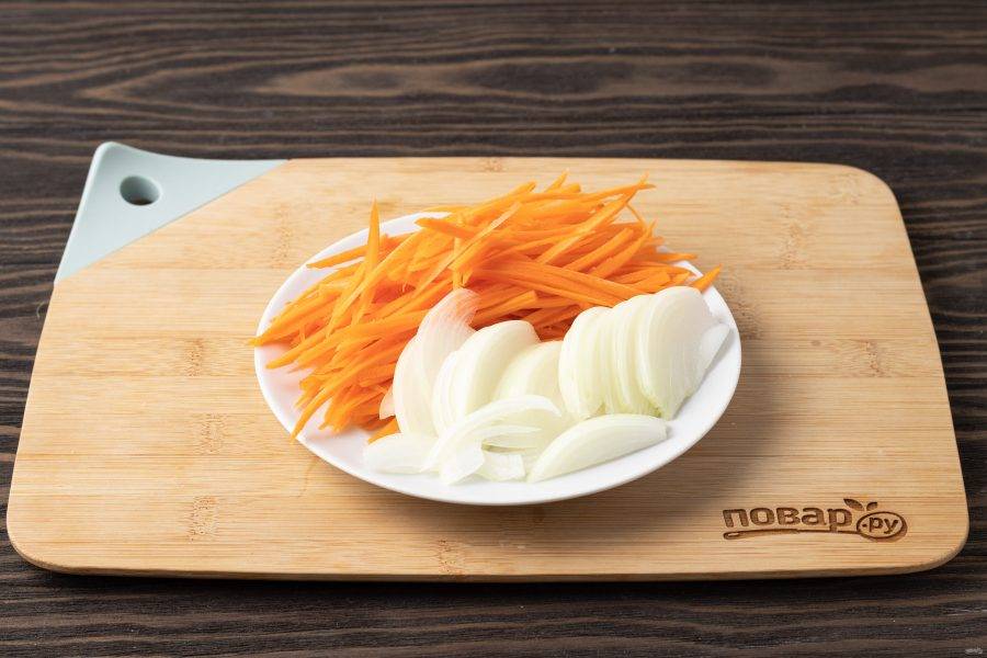 Морковь очистите и натрите на терке для моркови по-корейски. Репчатый лук нарежьте перьями.