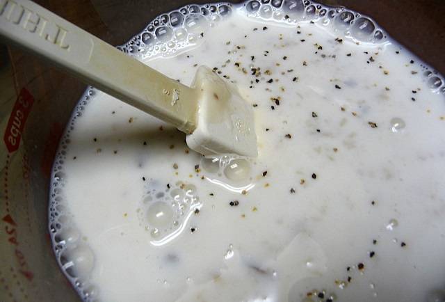 4. Для приготовления соуса необходимо соединить молоко со сливками. Посолить и поперчить по вкусу, добавить специи. Для аромата в рецепт приготовления запеканки с фаршем и сыром можно добавить немного измельченных сушеных грибов. 