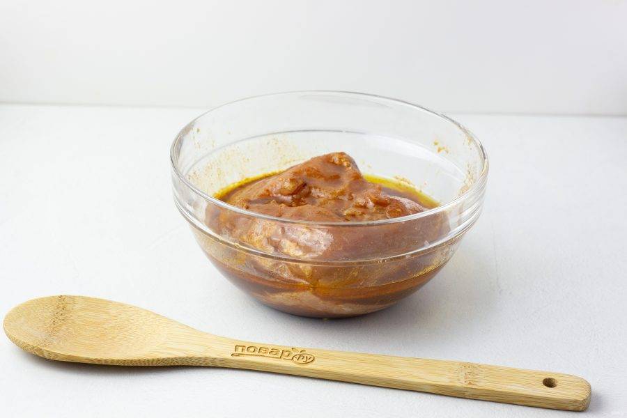 Мясо со всех сторон натрите соусом, накройте крышкой и уберите в холодильник на 8 часов или более. По возможности периодически поливайте соусом снова или просто переворачивайте.