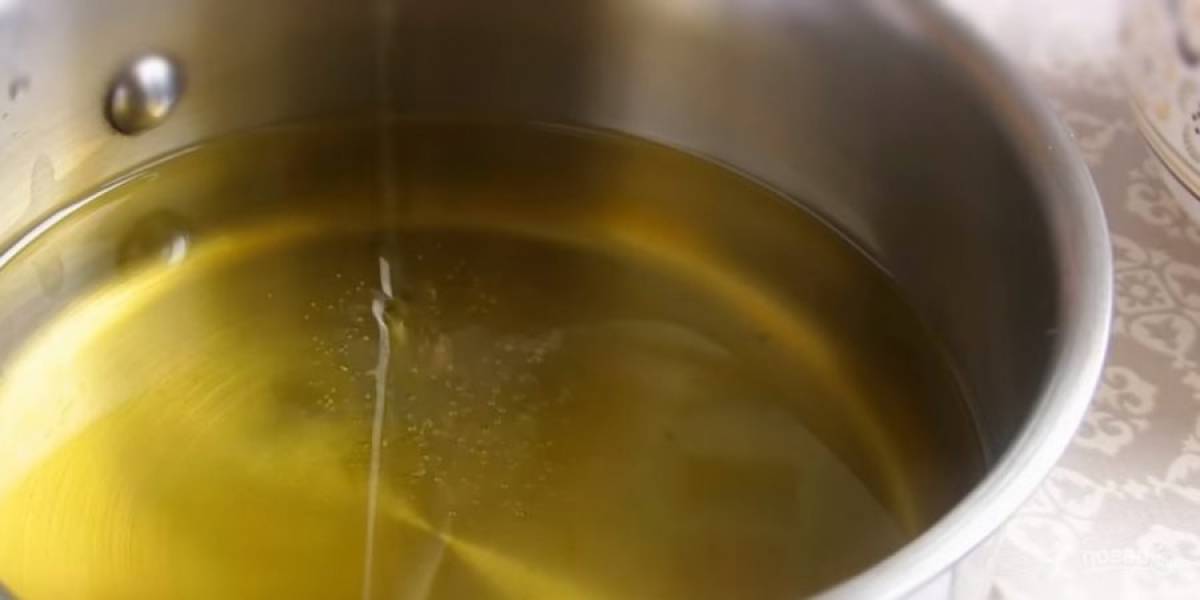 3. Добавьте щепотку соли и перемешайте до однородности. В сотейник налейте растительное масло, доведите его до кипения и опустите в него тесто, формируя пончики чайной ложкой.