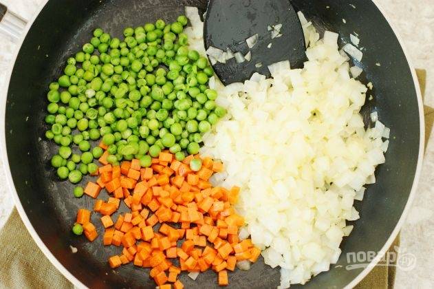 3. Снимите его со сковороды. Добавьте еще немного масла и выложите измельченные овощи. Жарьте на среднем огне, помешивая, до мягкости.