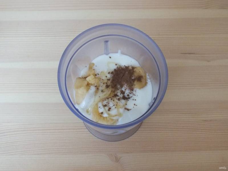 2. Бананы поместите в стакан для блендера, туда же добавьте кефир, мед, корицу.
