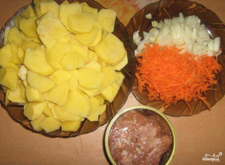 Для начала подготовим основные ингредиенты. Лук, картошку, морковь почистим. Лук нарежем мелко, картофель - крупно, а морковь натрем на средней терке.