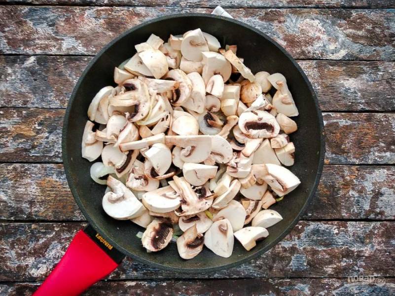 Добавьте нарезанные грибы, перемешайте и жарьте 7-8 минут. 