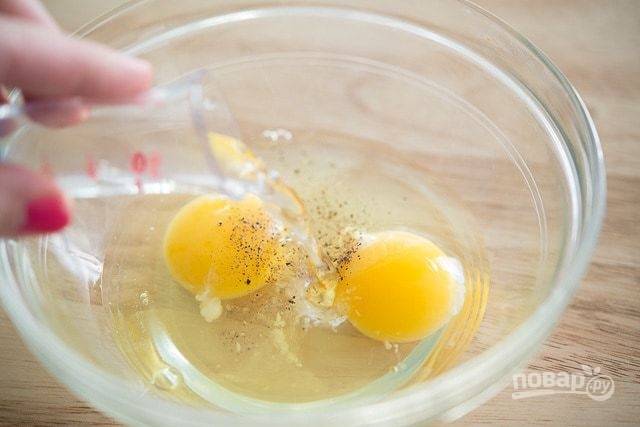 2. Сделайте яичницу-болтунью. Перемешайте яйца, соль, перец и воду.