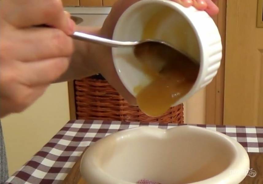 1. Предварительно замороженную клубнику поместите в чашу блендера. Добавьте к ней йогурт, кефир или сливки и мед. 