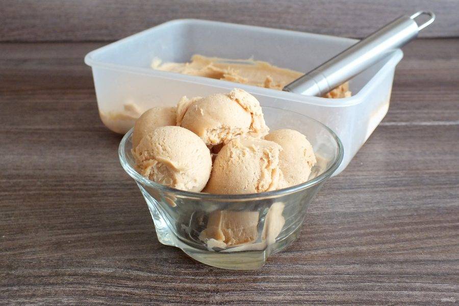 Через указанное время мороженое сервируйте и подавайте к столу с варёной сгущенкой.