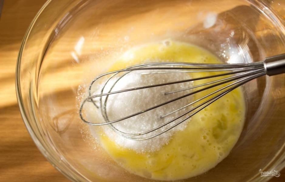4.	В другую миску вбиваю яйцо, добавляю соль и сахарный песок, взбиваю венчиком.