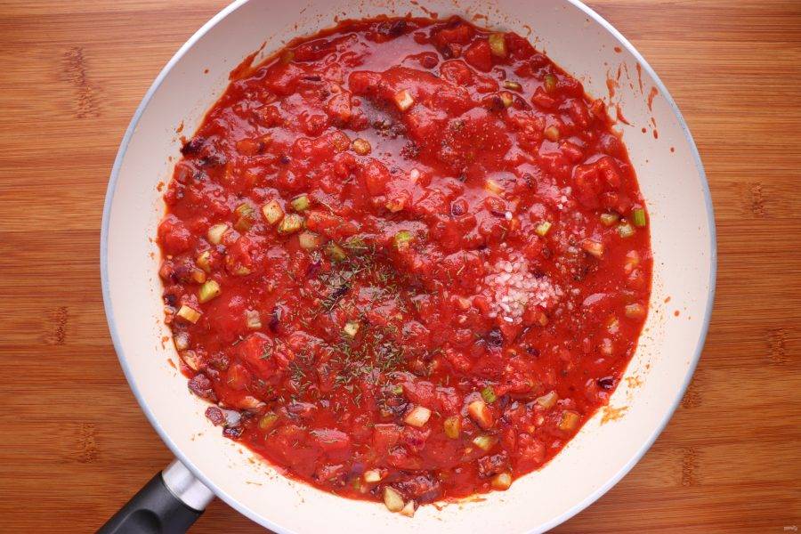 Далее добавьте нарезанные помидоры вместе с соком. Посолите, поперчите и добавьте тимьян и сахар. Тушите до тех пор, пока томатный соус не начнет густеть. 