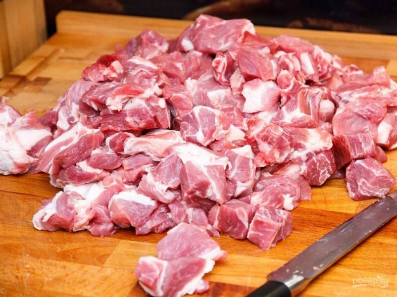 1.	Вымойте мясо и вытрите его салфетками, затем нарежьте небольшими кусочками, чтобы удобно было молоть в фарш. 