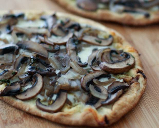 6. На лепешку намазать соус и выложить начинку. Отправить пиццу в разогретую духовку минут на 15. Вот такой рецепт приготовления постной пиццы с грибами, который можно трансформировать по вкусу. 