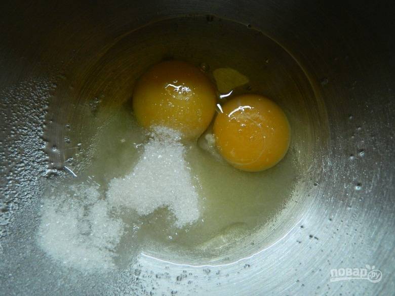 Перетрите яйца с сахаром с добавлением соды. Добавьте молоко, муку и перемешайте миксером. После добавьте перетертый шпинат и подсолнечное масло. Разведите тесто водой до жидкой консистенции.