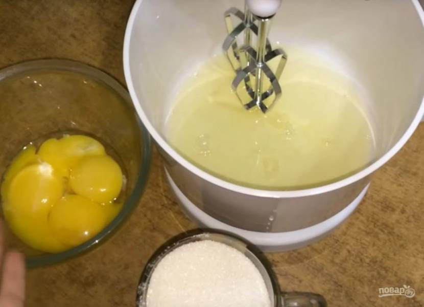 Первым делом белки отделите от желтков. Белки взбейте в пышную пену (в самом начале добавьте щепотку соли) с добавлением сахара. Затем постепенно добавляйте желтки, взбивайте. 