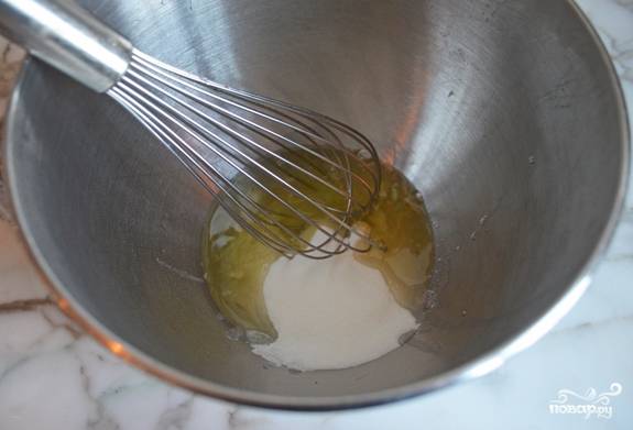 Пока будет выпекаться бисквит, подготовьте белки для безе.
В глубокой миске (жаропрочной) смешайте 4 белка яичных, сахар (150 грамм) и винный камень. 