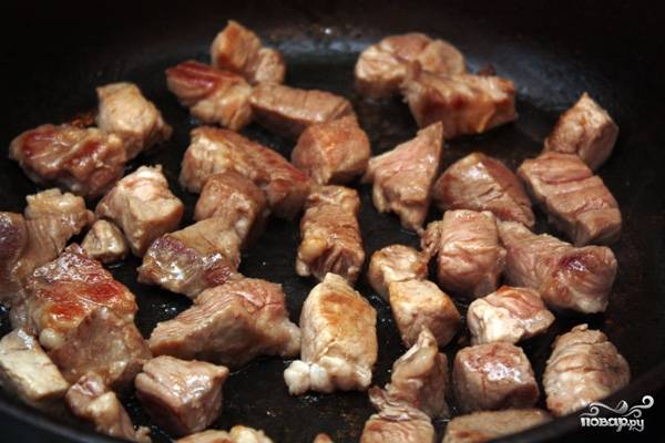 Мясо нарезаем небольшими кусочками и слегка обжариваем на растительном масле на сковородке.