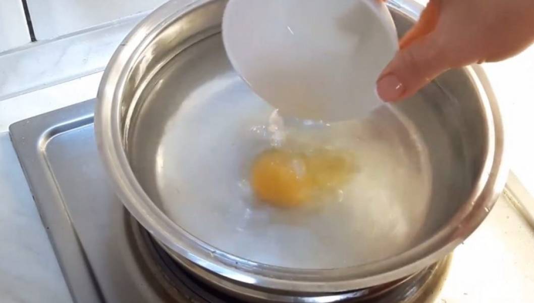 3.Приготовьте яйцо пашот. Для этого в кипящей подсоленной воде сделайте воронку и аккуратно опустите разбитое яйцо, чтобы желток остался целым, а белок свернулся вокруг желтка. Варите 1-1,5 минуты. 