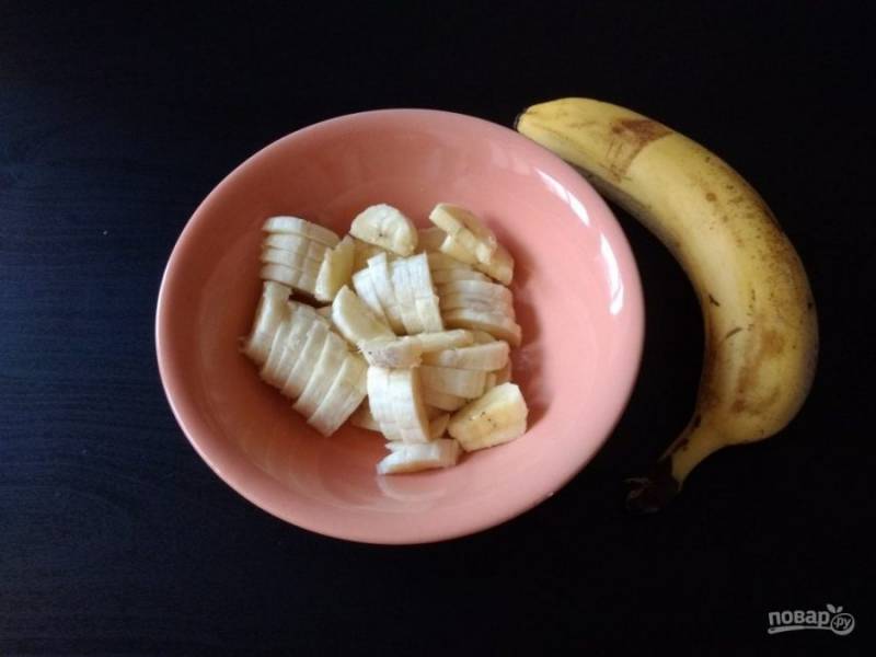 2. В это время нарежьте бананы небольшими кусочками.