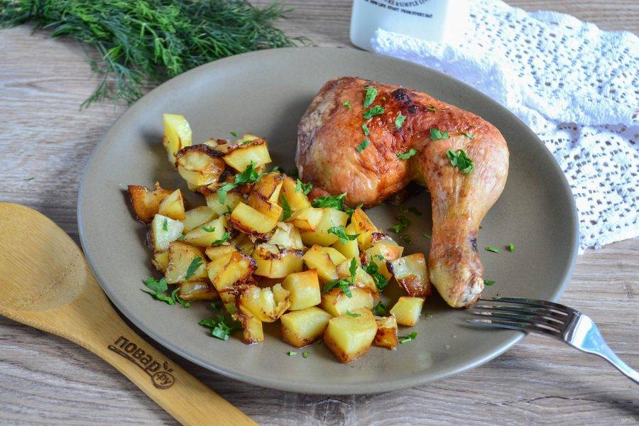 Запекайте курицу с картофелем в духовке при температуре 200 градусов 40-45 минут (до готовности курицы). Приятного аппетита!