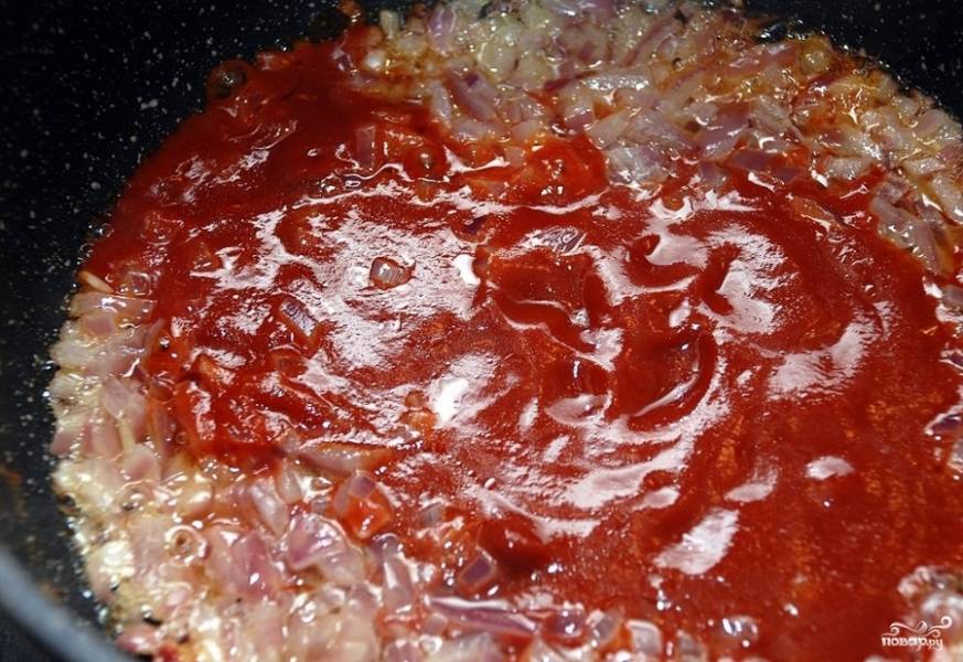 3. Добавить к луку немного томатной пасты и горячей воды. Потушить на медленном огне 3-5 минут. В этот момент можно немного посолить, но лучше оставить его без соли. 