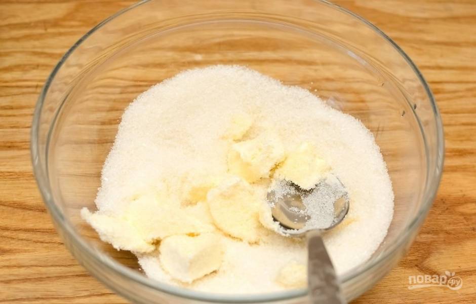 2.	Смешайте вместе сахарный песок и мягкий маргарин (можно сливочное масло).