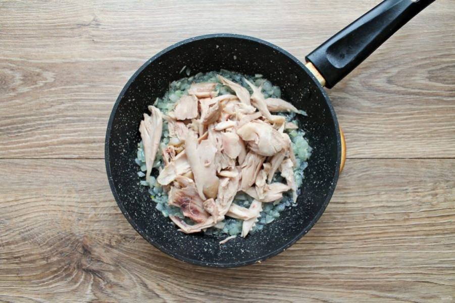 Отварную курицу отделите от костей и разделите на кусочки. Выложите ее в сковороду с овощами и обжарьте все в течение 6 минут, перемешивая.
