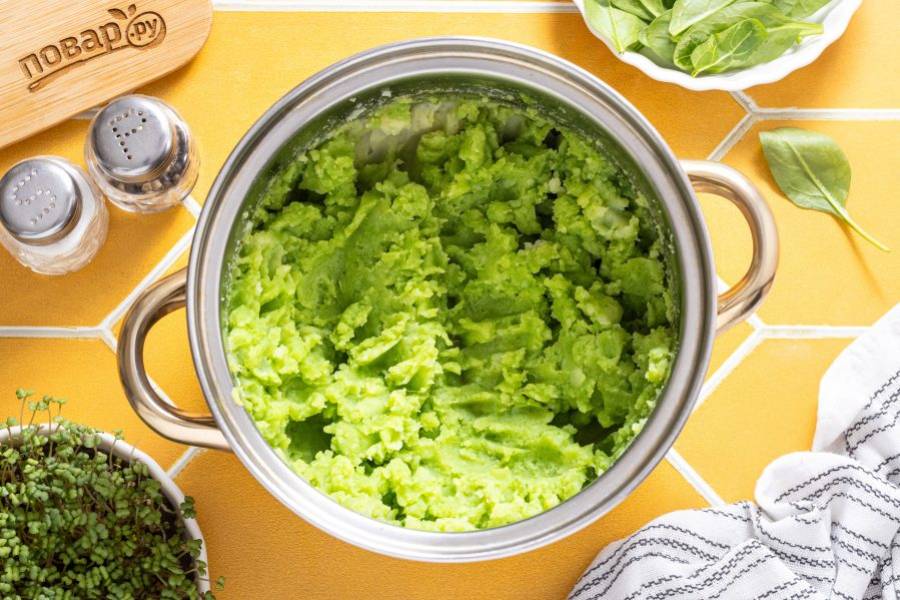 Попробуйте пюре на вкус. По желанию добавьте больше специй или еще немного картофельного отвара, чтобы пюре получилось более жидким.