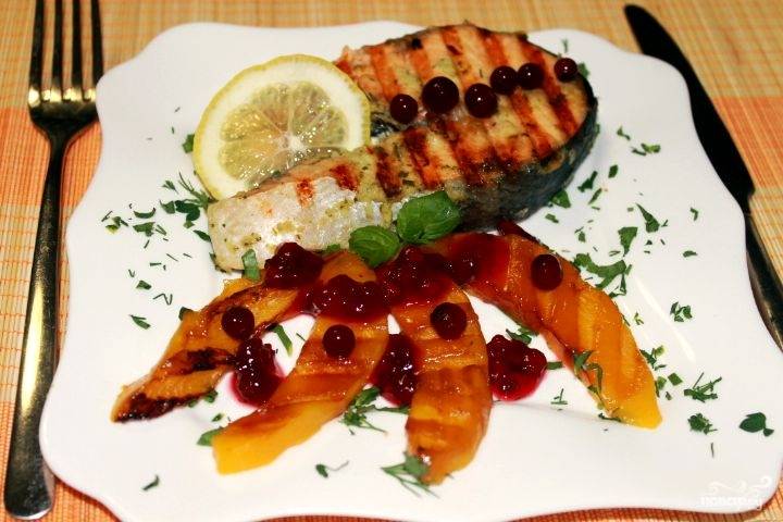 Имбирный лосось с манго-гриль и брусничным соусом