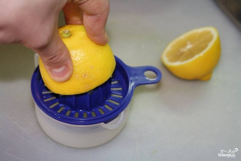 Выдавить сок из половинки лимона. 