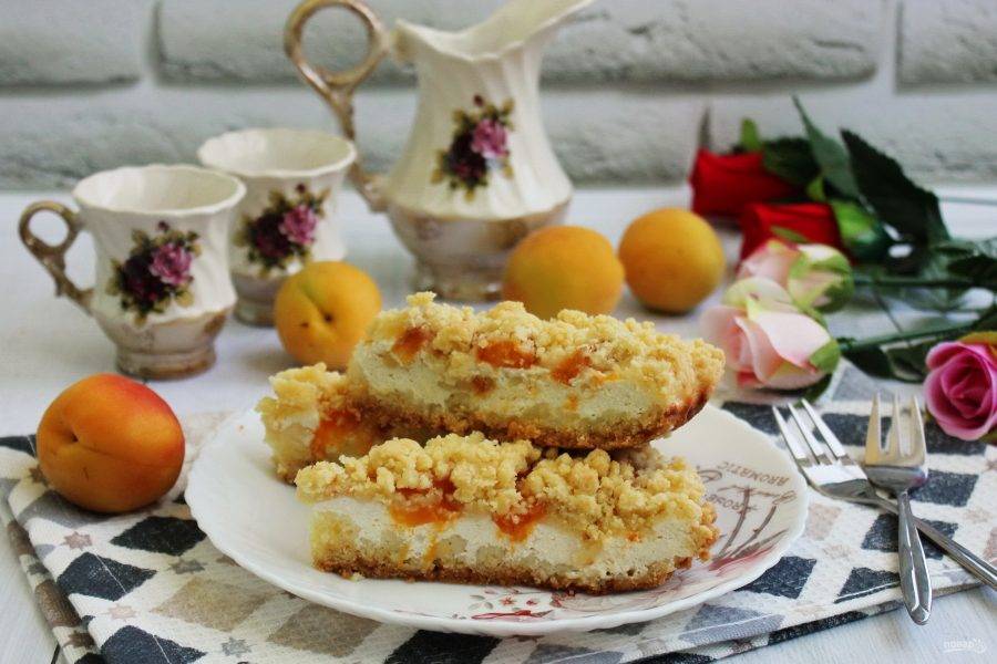 "Королевская ватрушка с абрикосами" готова. Достаньте пирог из духовки, охладите, нарежьте и подавайте к столу.