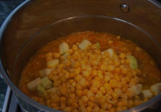 Теперь добавьте кабачок и кукурузу вместе с жидкостью. Варим до готовности.