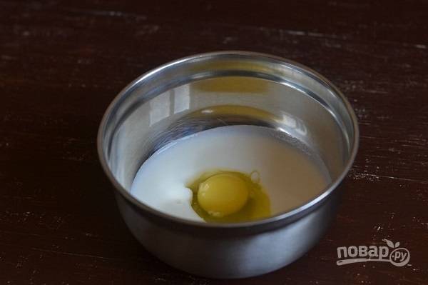 1. В глубокую мисочку отправьте кефир, соль, яйцо. 